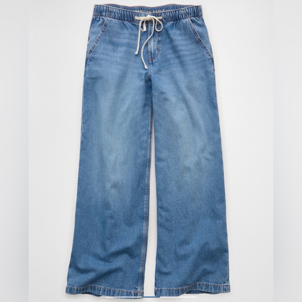AE Dreamy Drape Strigid Low-Rise
Ultra Wide-Leg Jean